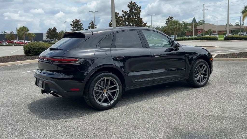 2025 Porsche Macan Base photo 8