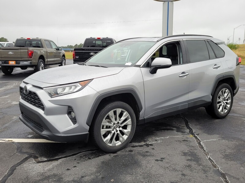 2021 Toyota RAV4 XLE Premium photo 3