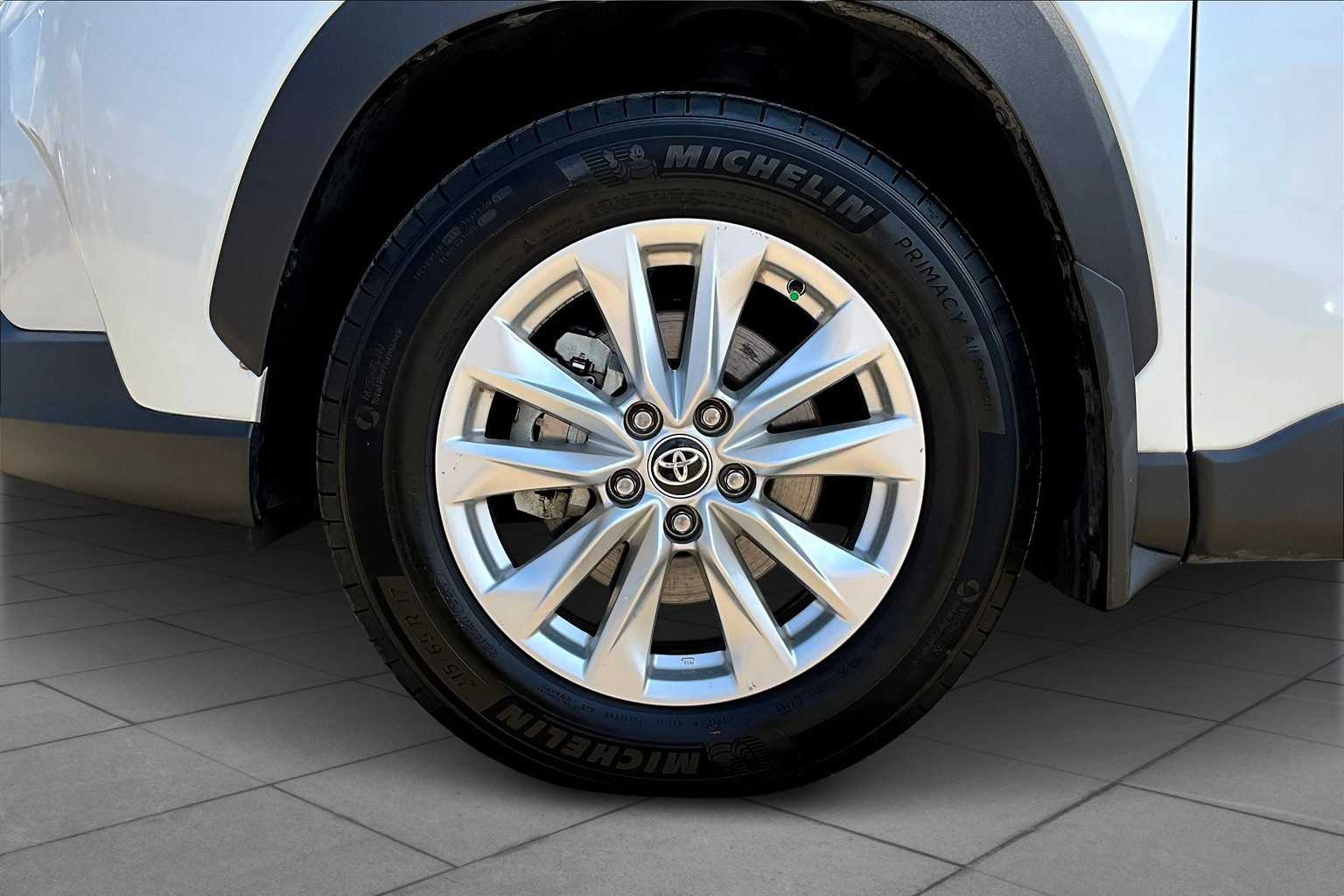 2023 Toyota Corolla Cross LE photo 9
