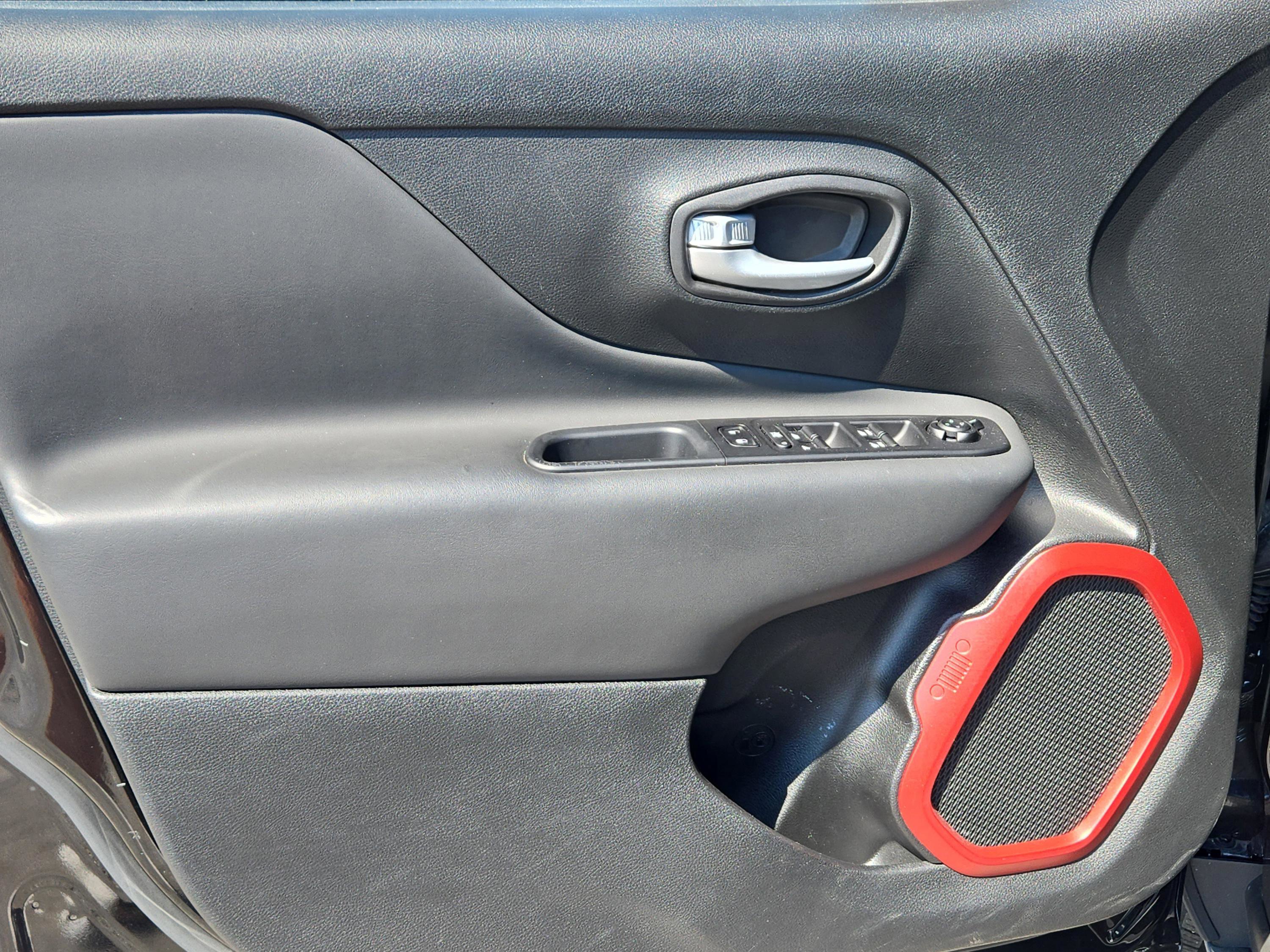 2023 Jeep Renegade Latitude Red Edition photo 10