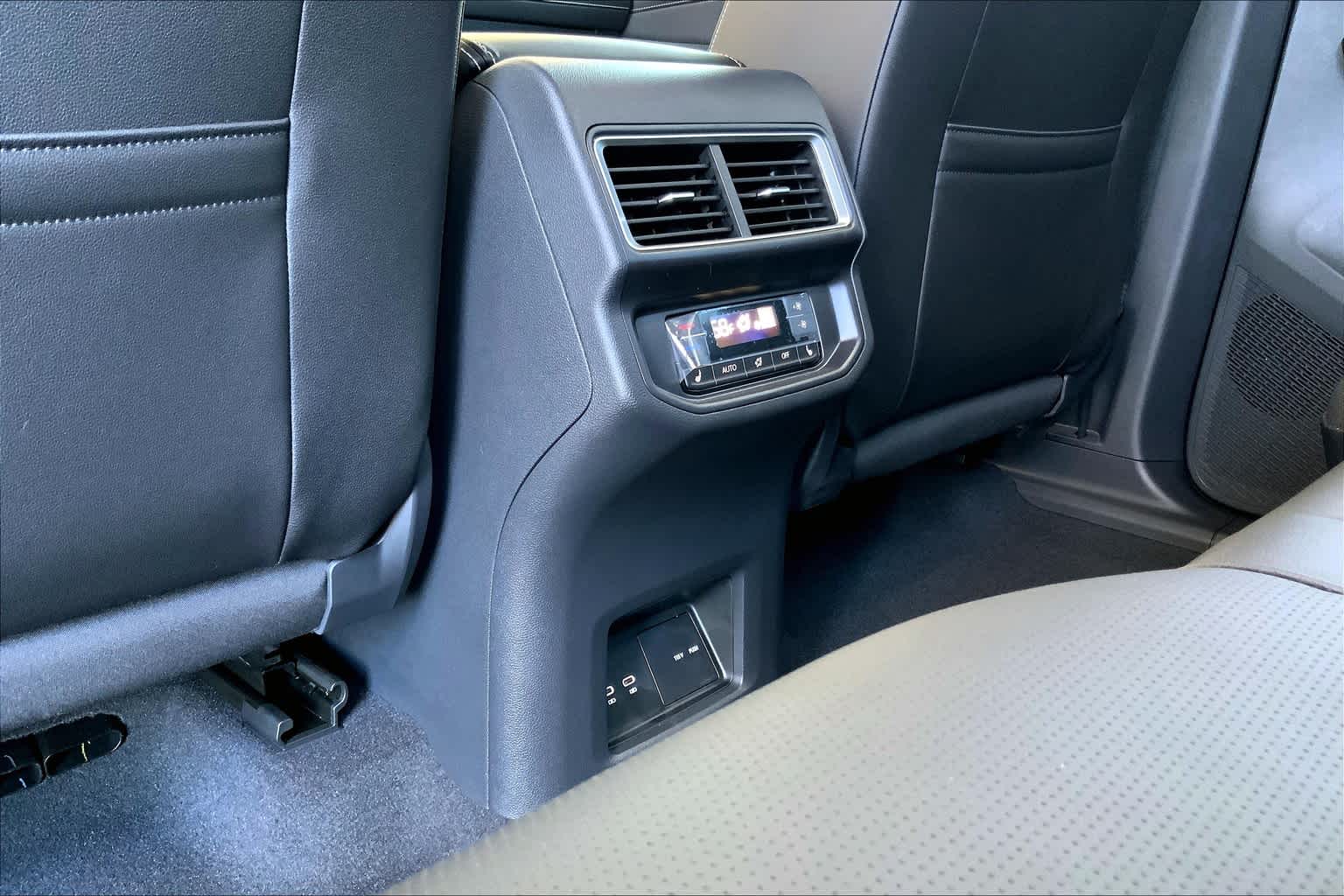 2025 Volkswagen Atlas SEL photo 18