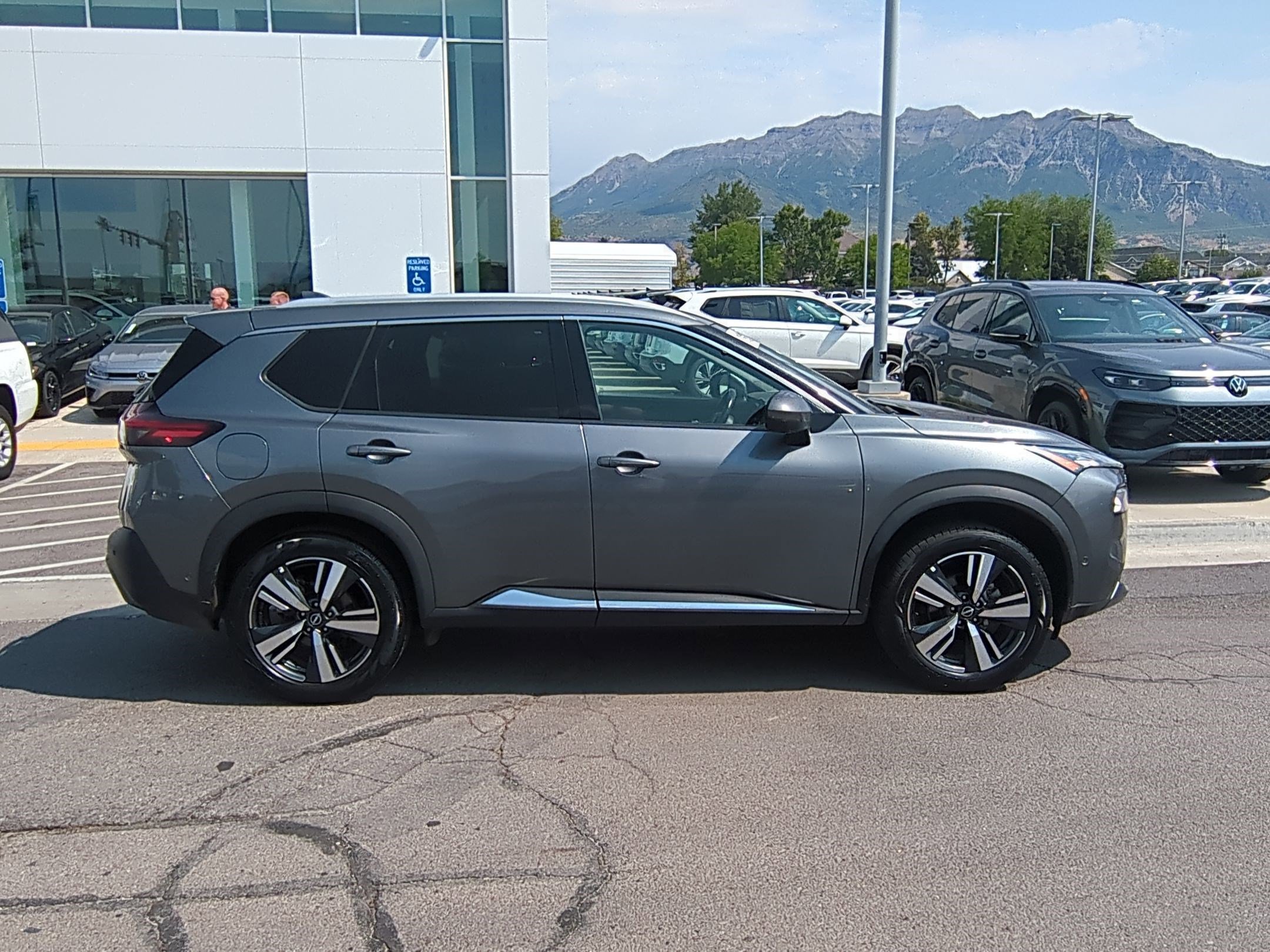 2023 Nissan Rogue SL photo 2