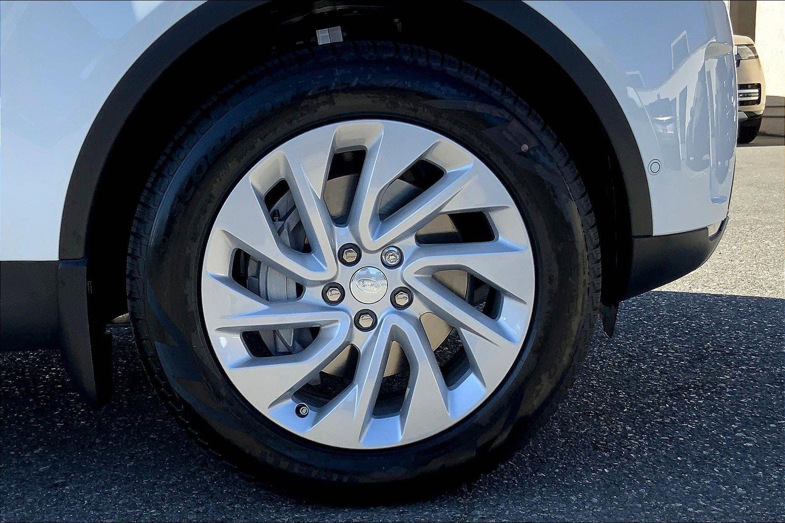 2025 Land Rover Discovery S photo 9