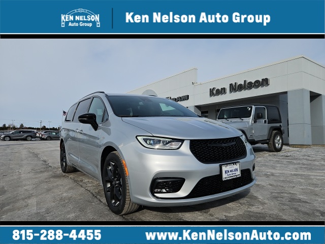 2026 Chrysler Pacifica Select's photo