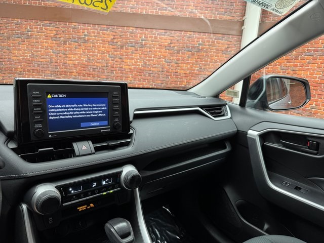 2021 Toyota RAV4 LE photo 16