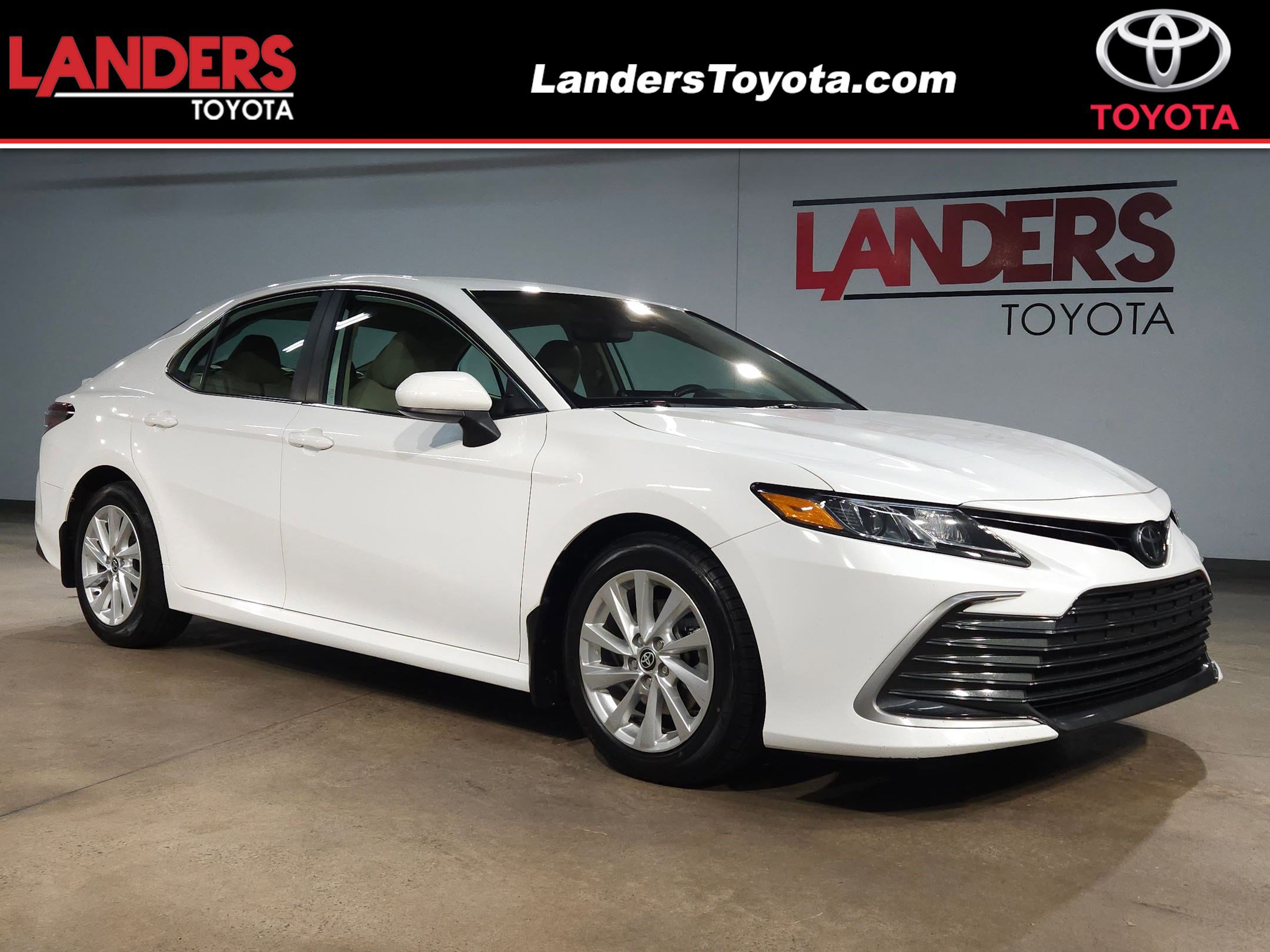 2023 Toyota Camry LE's photo