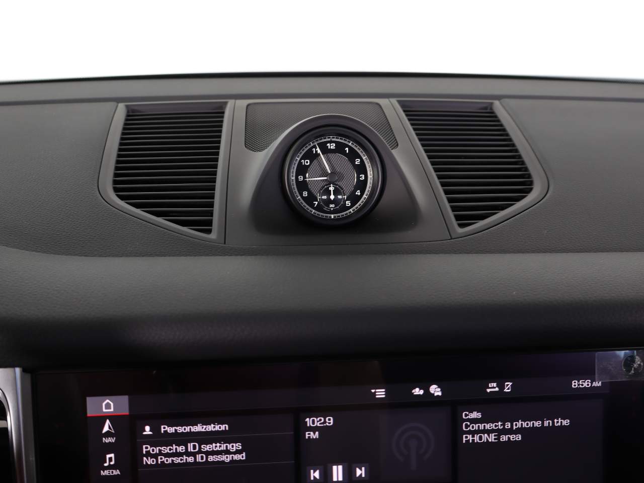 2025 Porsche Macan photo 10