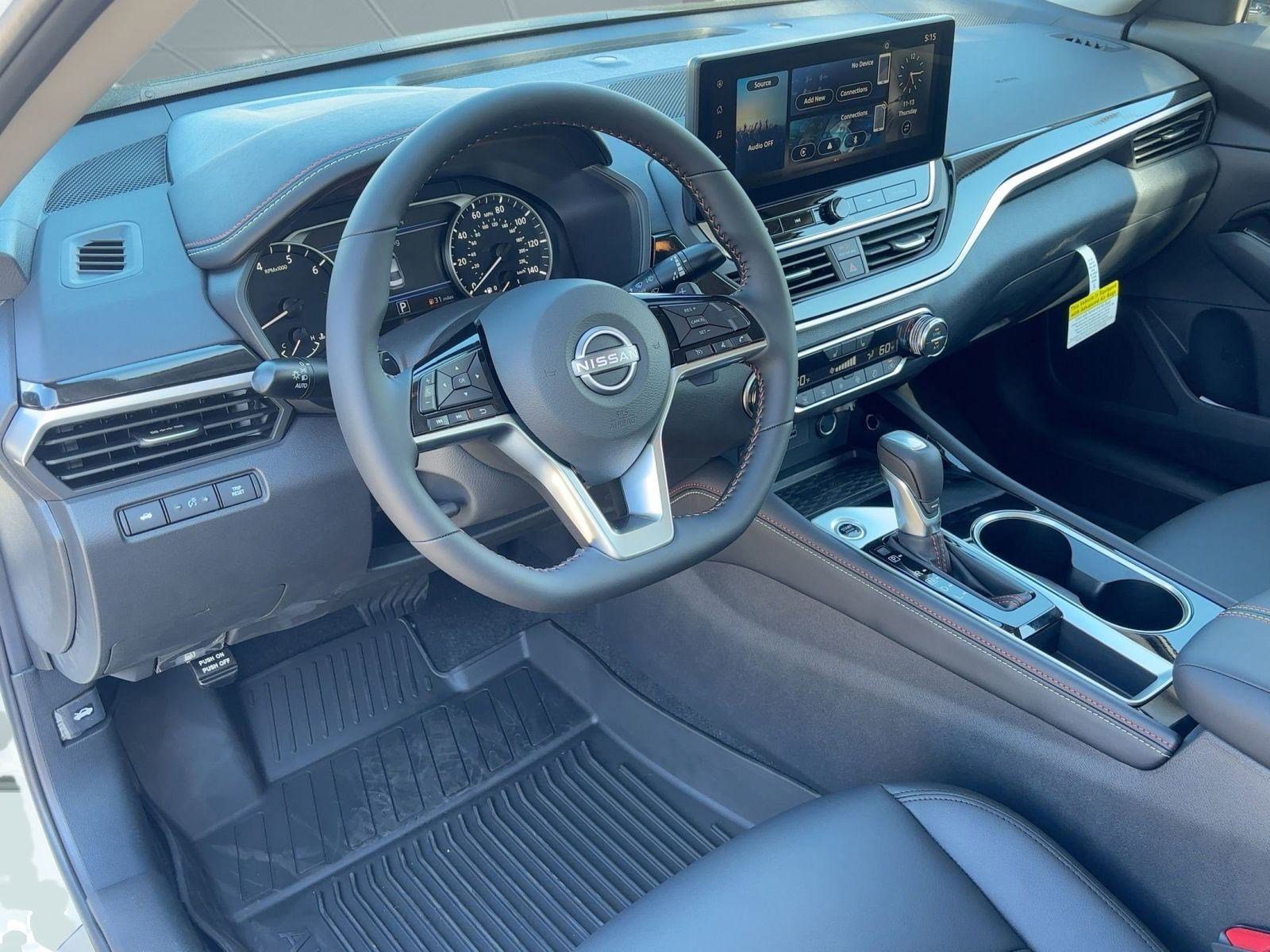 2025 Nissan Altima SR photo 4