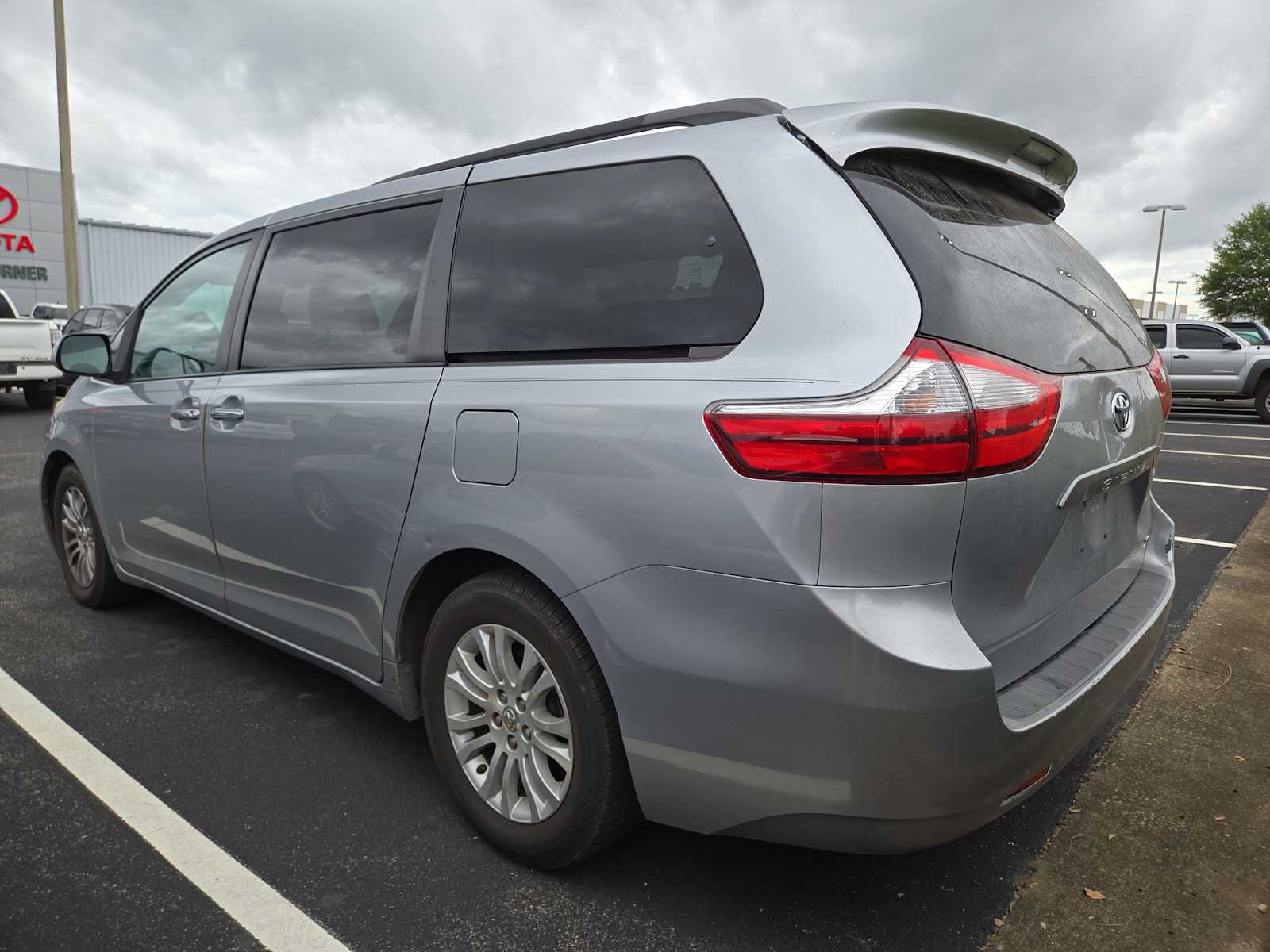 2016 Toyota Sienna XLE photo 4