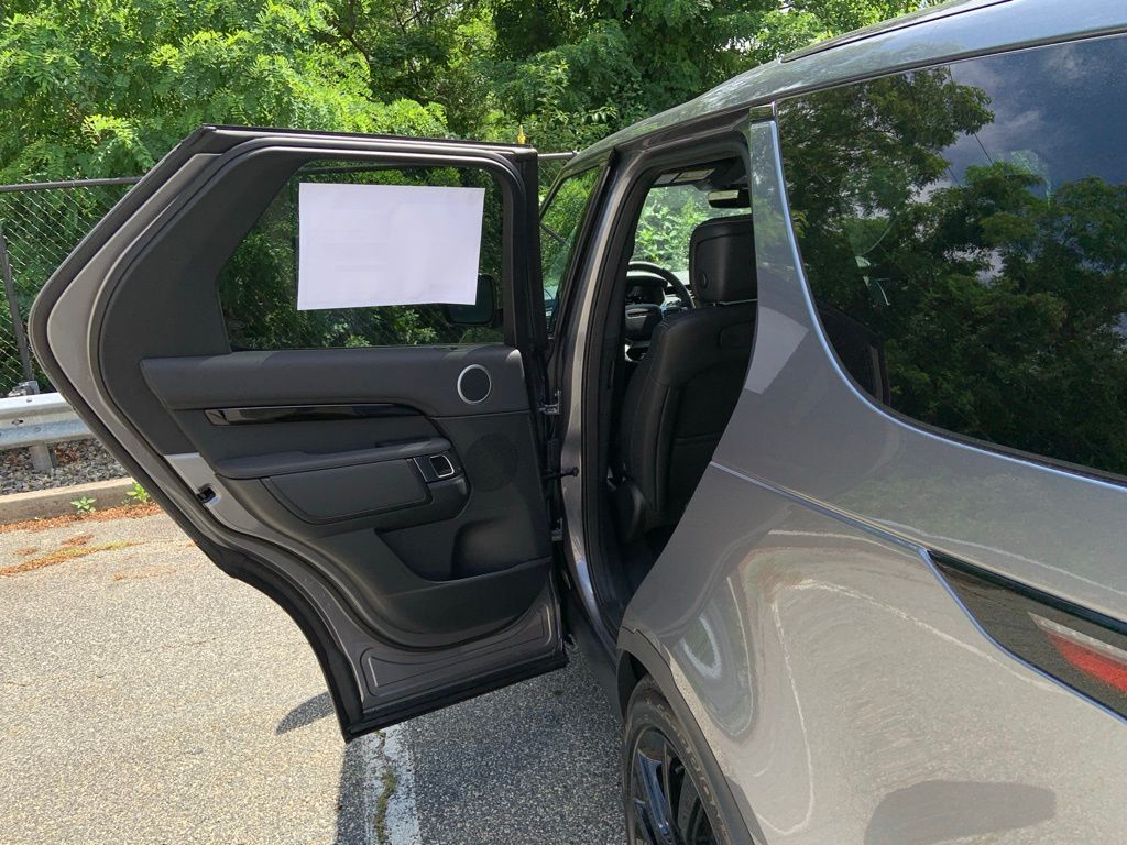 2025 Land Rover Discovery S photo 12