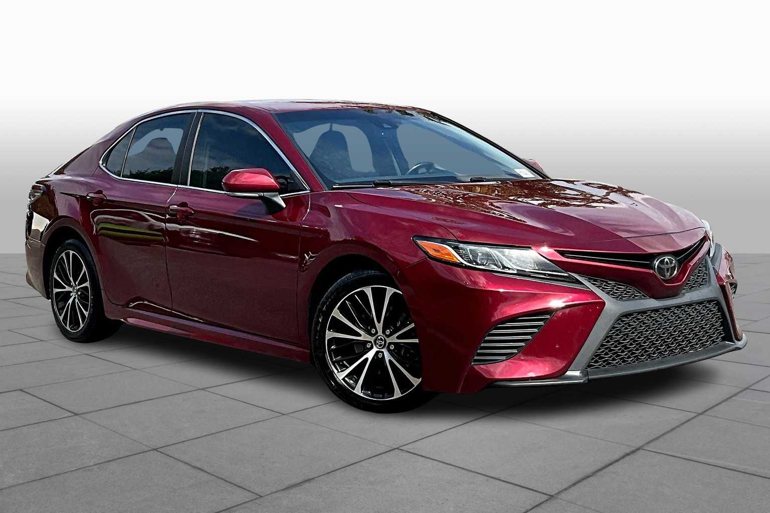 2018 Toyota Camry SE photo 2