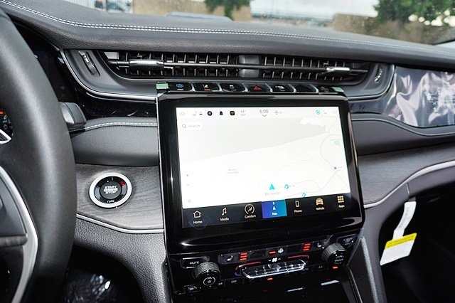 New 2023 Diamond Black Crystal Pearl-Coat Exterior Paint Jeep 4xe image 35