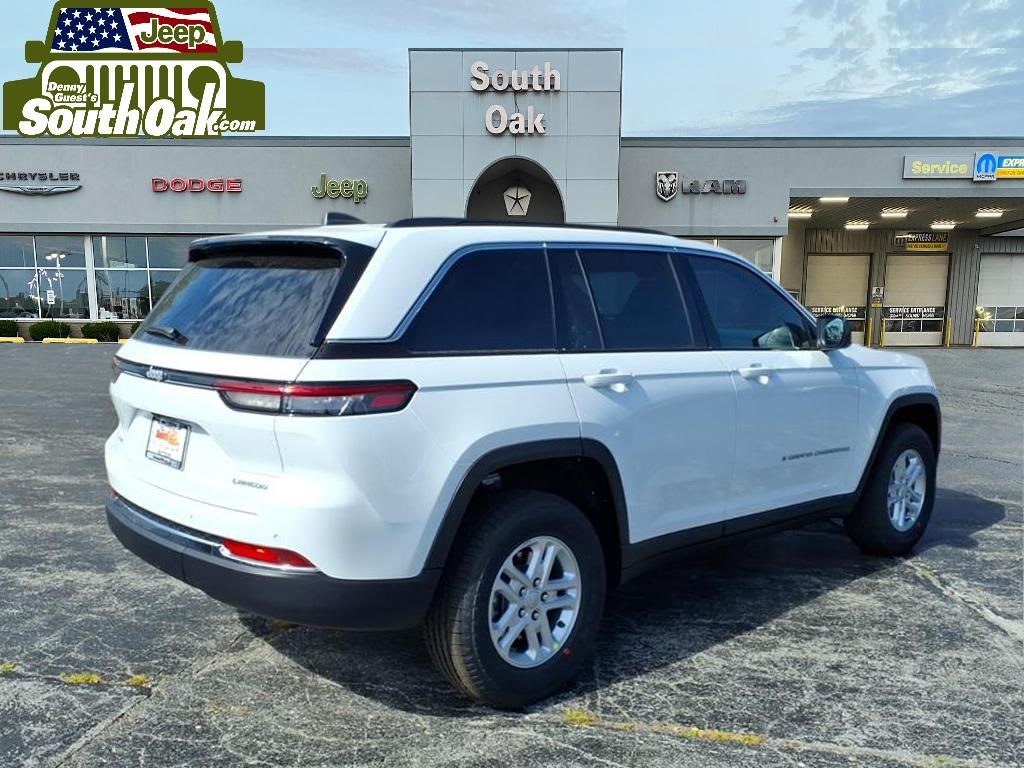 2025 Jeep Grand Cherokee Laredo Altitude photo 3