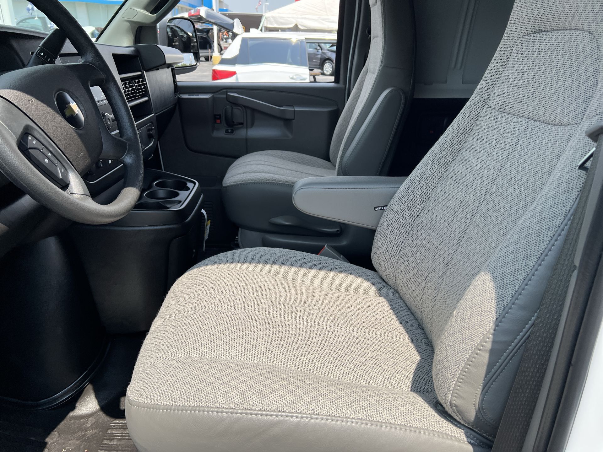 2025 Chevrolet Express Cargo 3500 photo 6