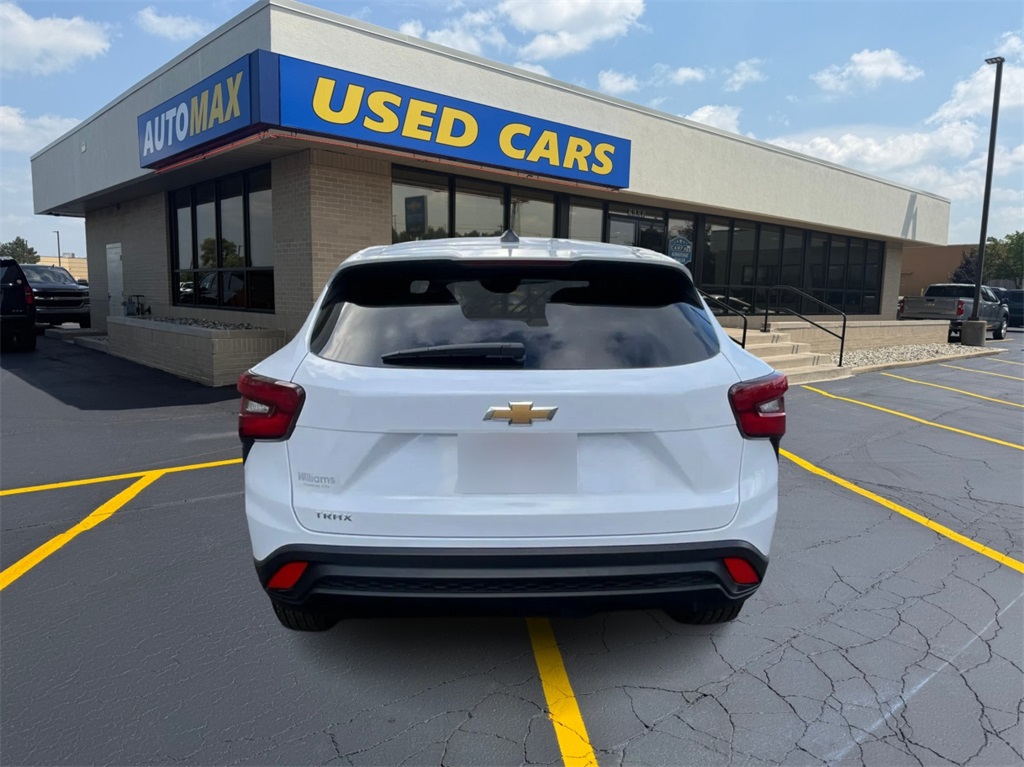 2024 Chevrolet Trax LS photo 4