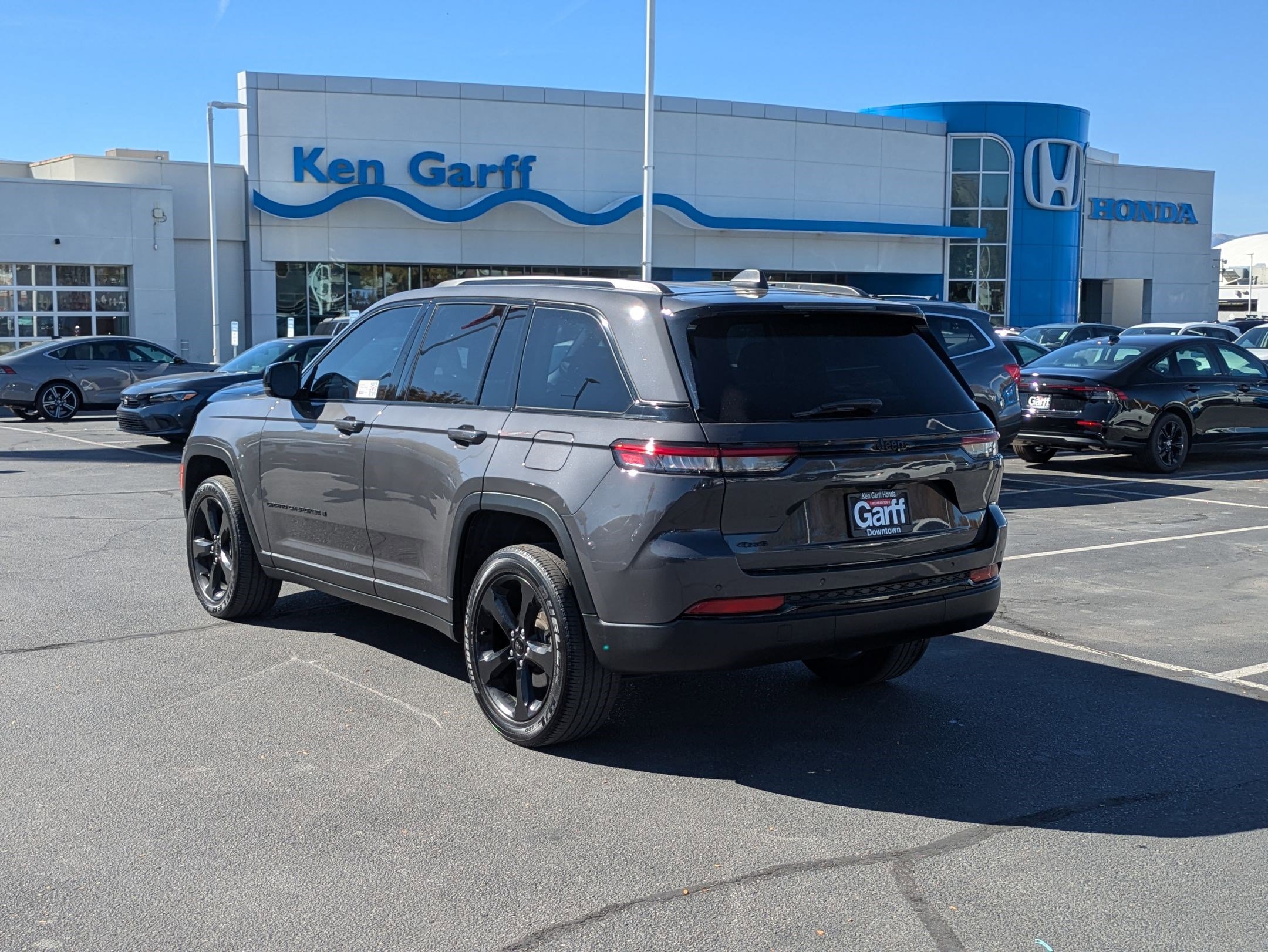 2023 Jeep Grand Cherokee Altitude photo 2