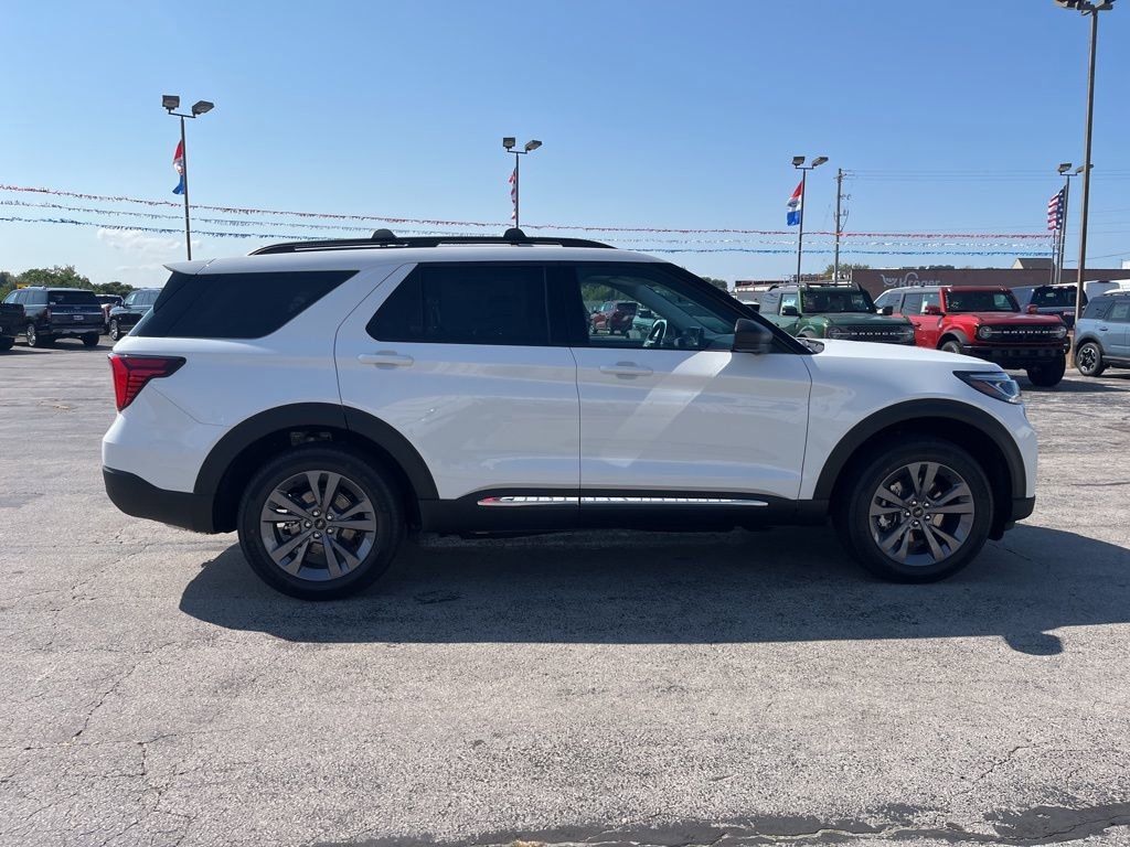 2025 Ford Explorer photo 2
