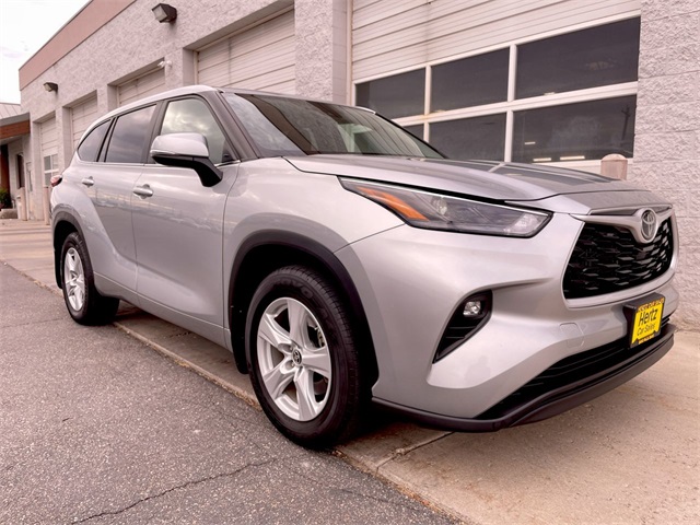 2024 Toyota Highlander LE photo 3