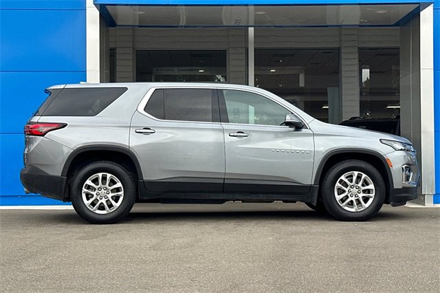 2023 Chevrolet Traverse LS photo 2