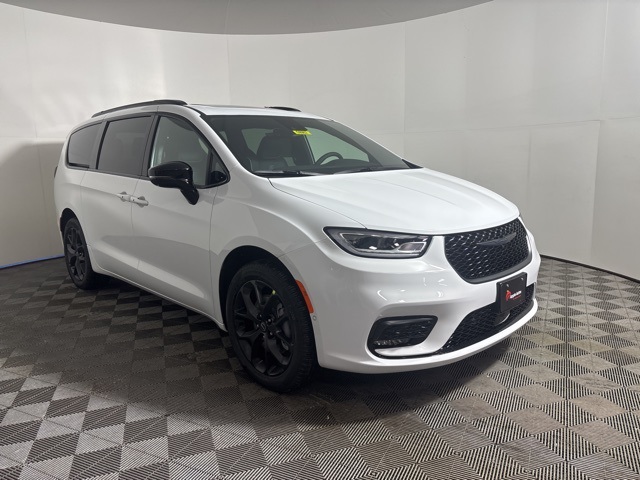 2026 Chrysler Pacifica Limited's photo