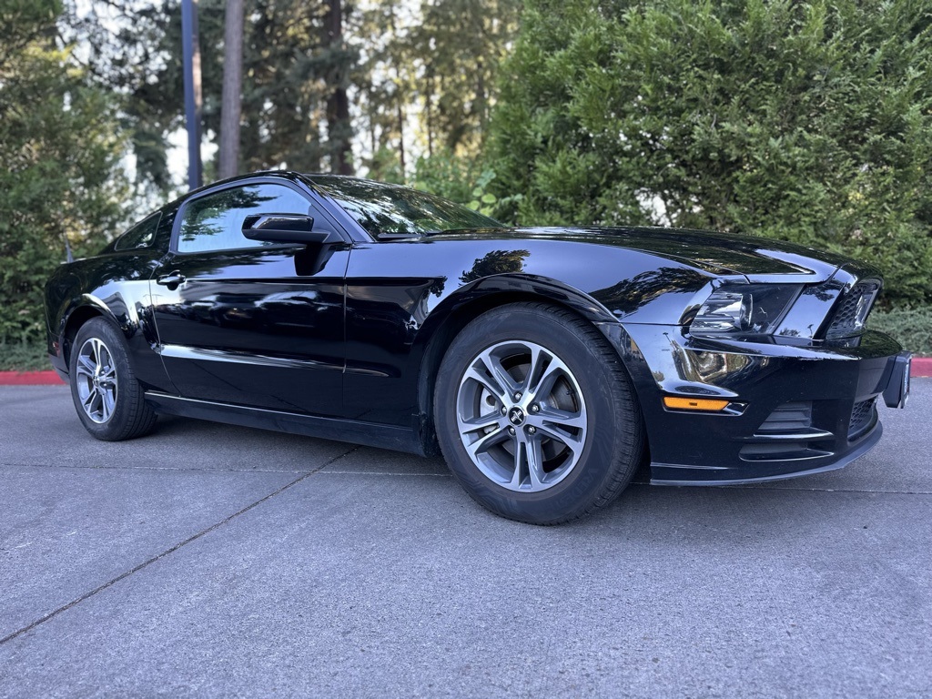 2014 Ford Mustang V6 Premium photo 2