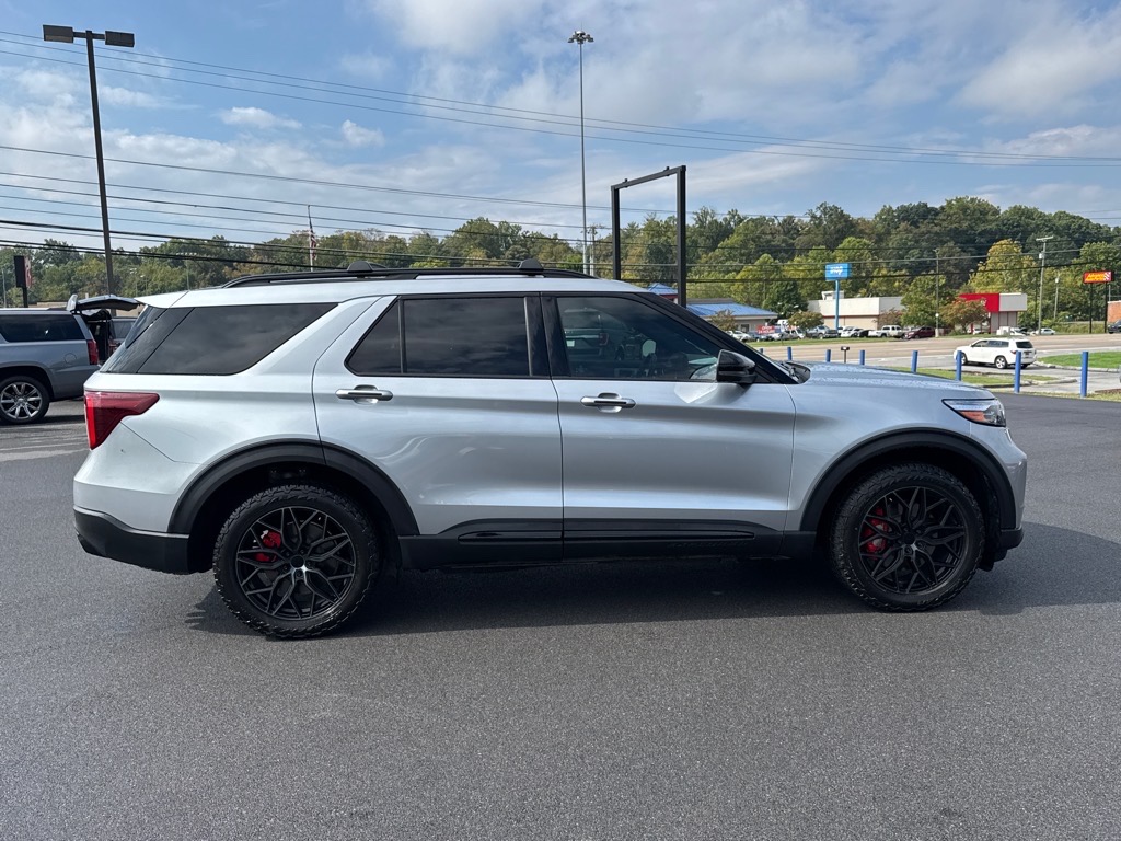2022 Ford Explorer ST photo 4