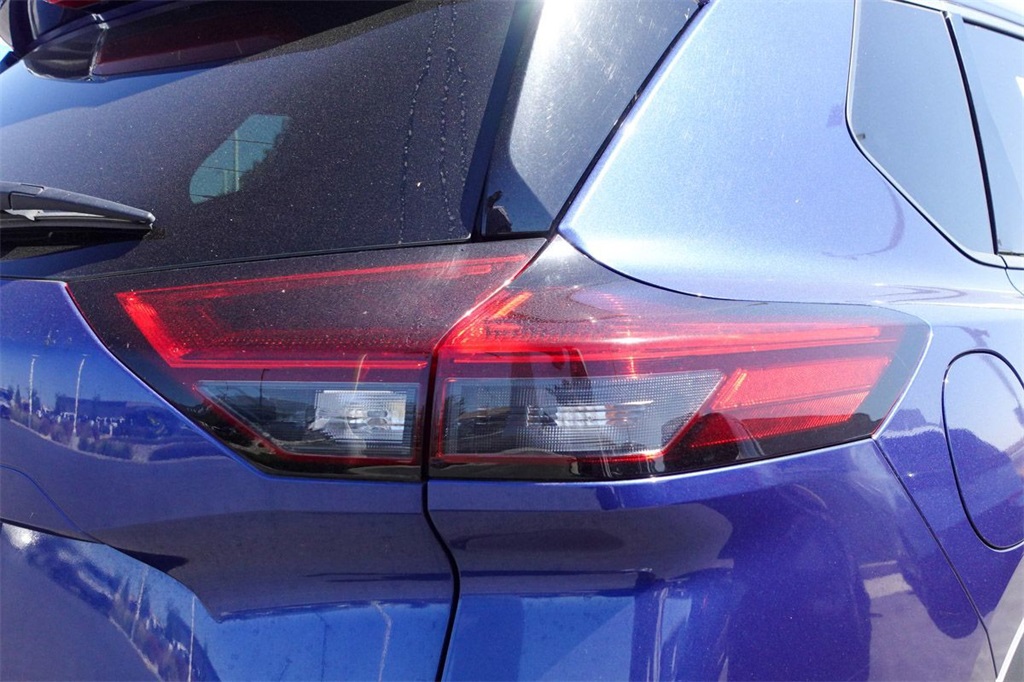 2021 Nissan Rogue SV photo 3