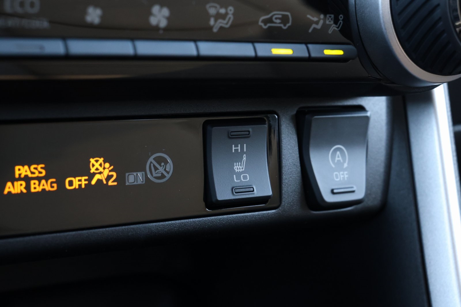 2025 Toyota RAV4 XLE Premium photo 4