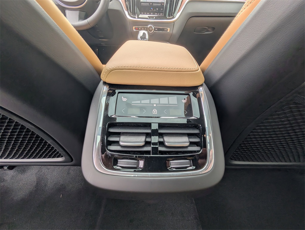 2026 Volvo V60 Cross Country B5 photo 7