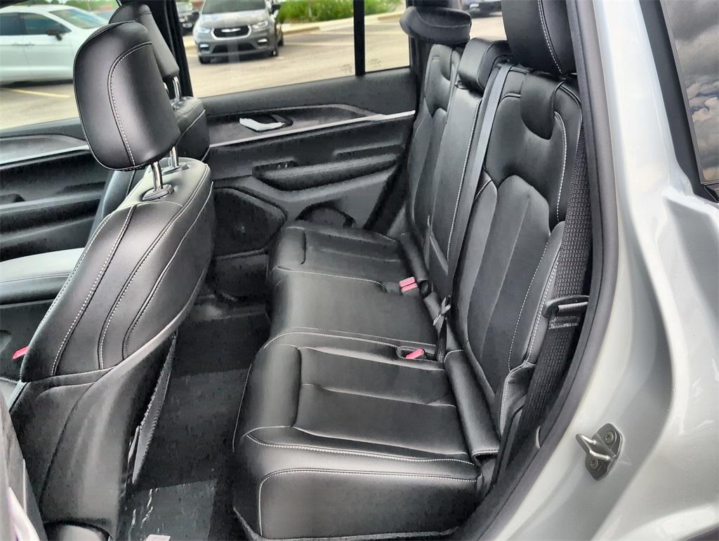 2025 Jeep Grand Cherokee Limited photo 11