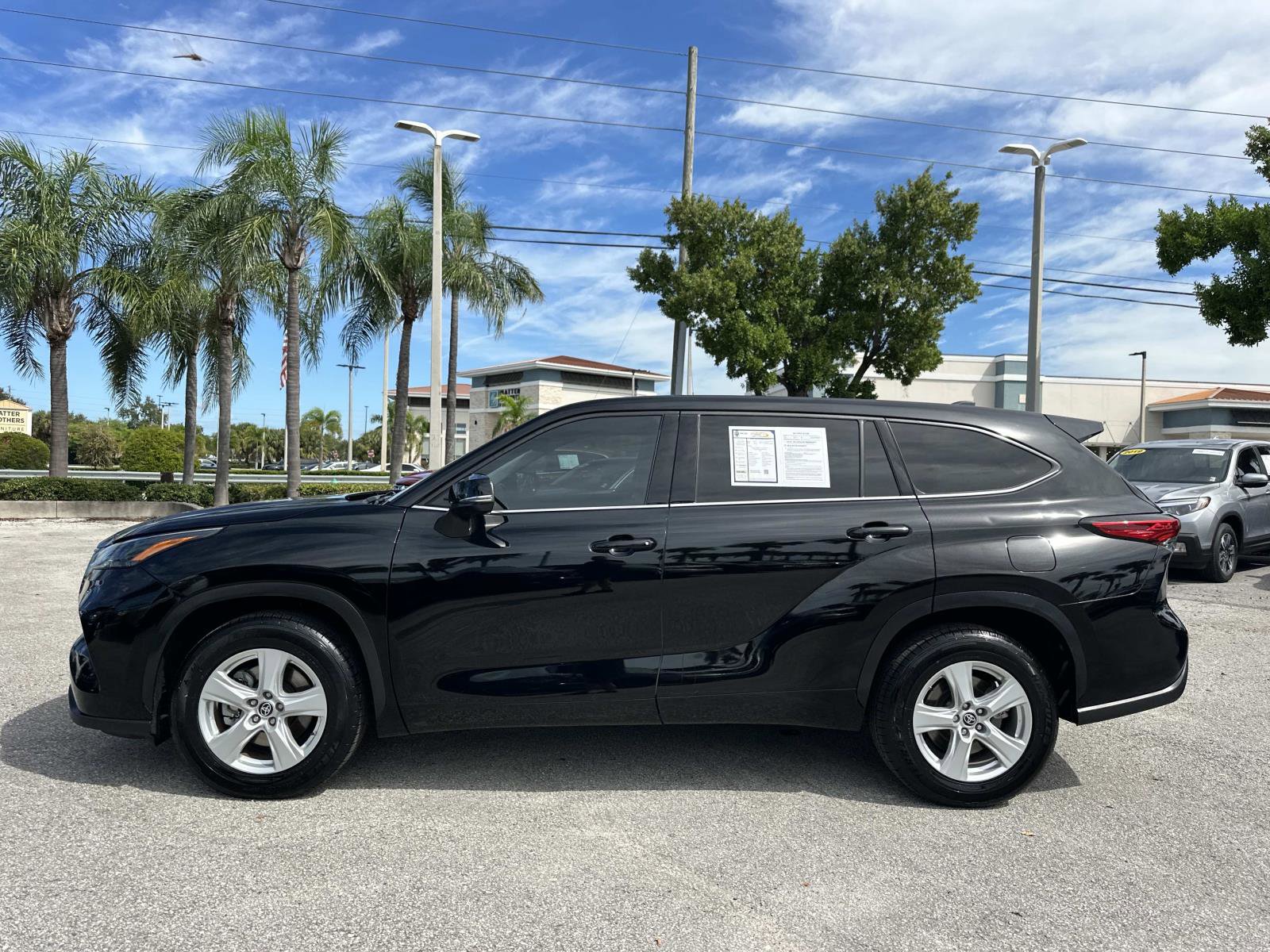 2022 Toyota Highlander LE photo 4