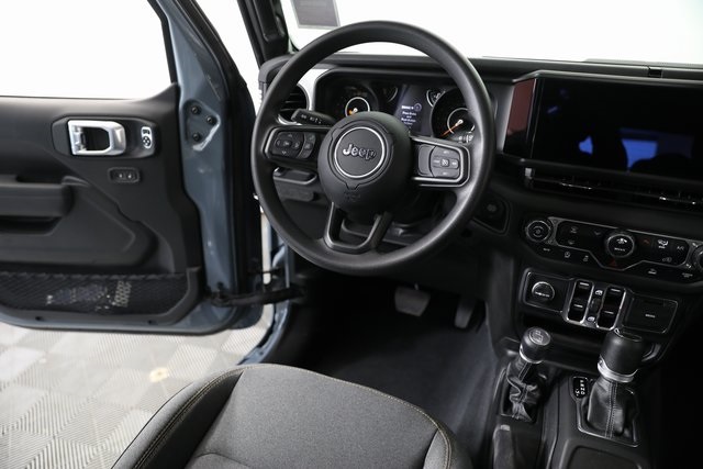 2025 Jeep Gladiator photo 21