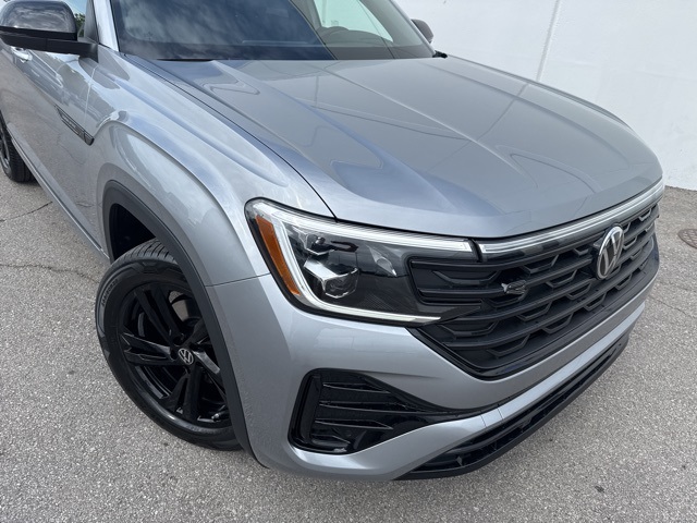 2026 Volkswagen Atlas Cross Sport SEL R-Line photo 3