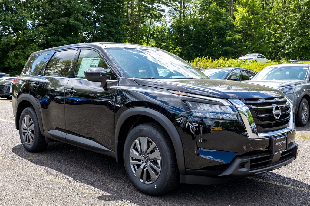 2025 Nissan Pathfinder S photo 3