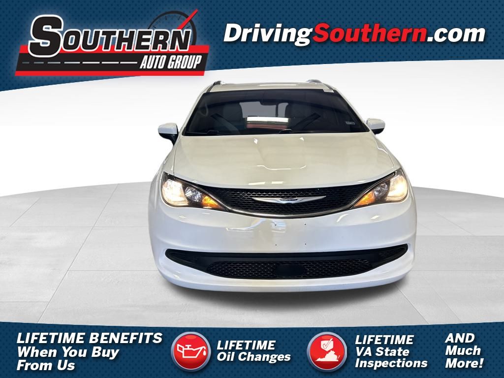 2021 Chrysler Voyager's photo