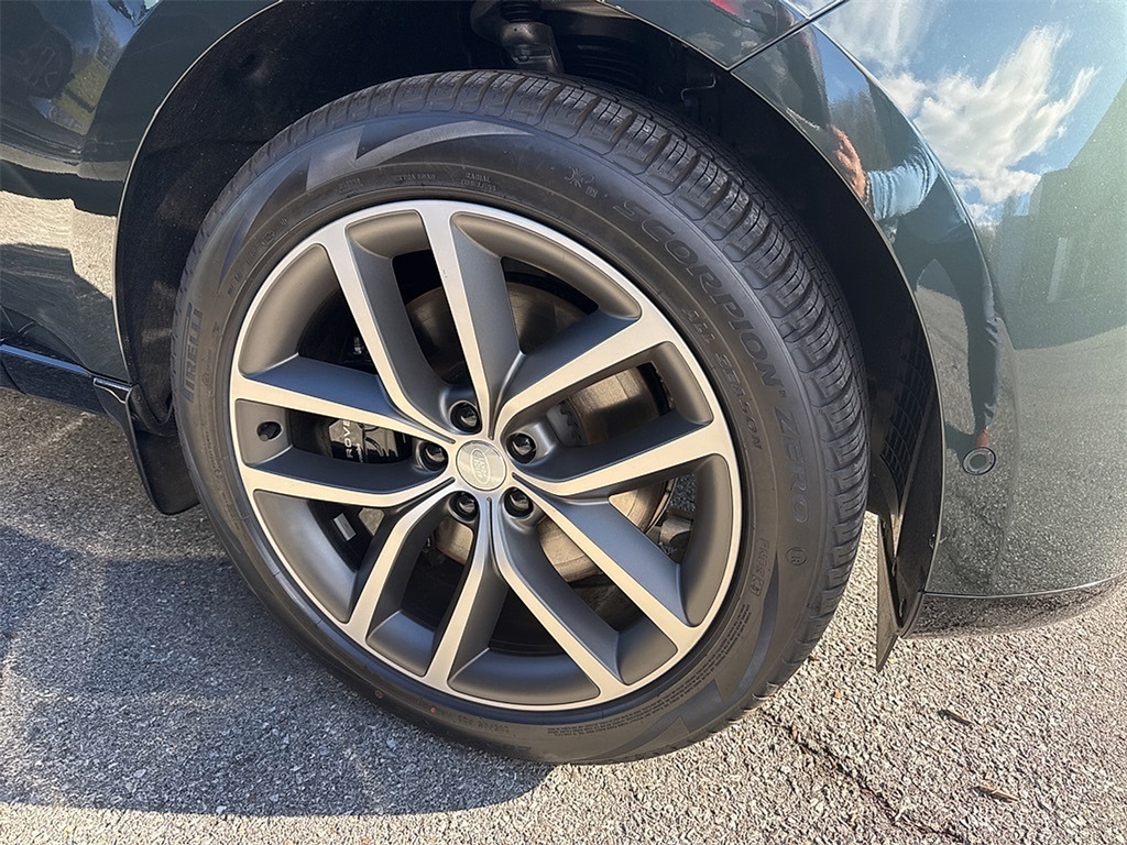 2025 Land Rover Range Rover SE photo 4