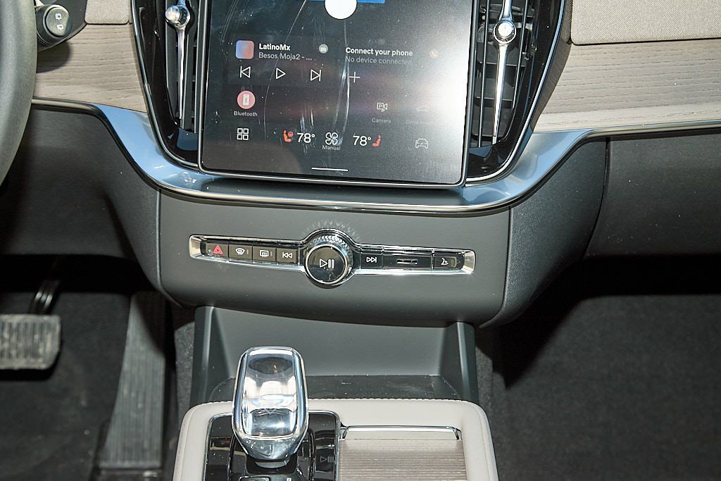 2026 VOLVO XC90 - Image 28