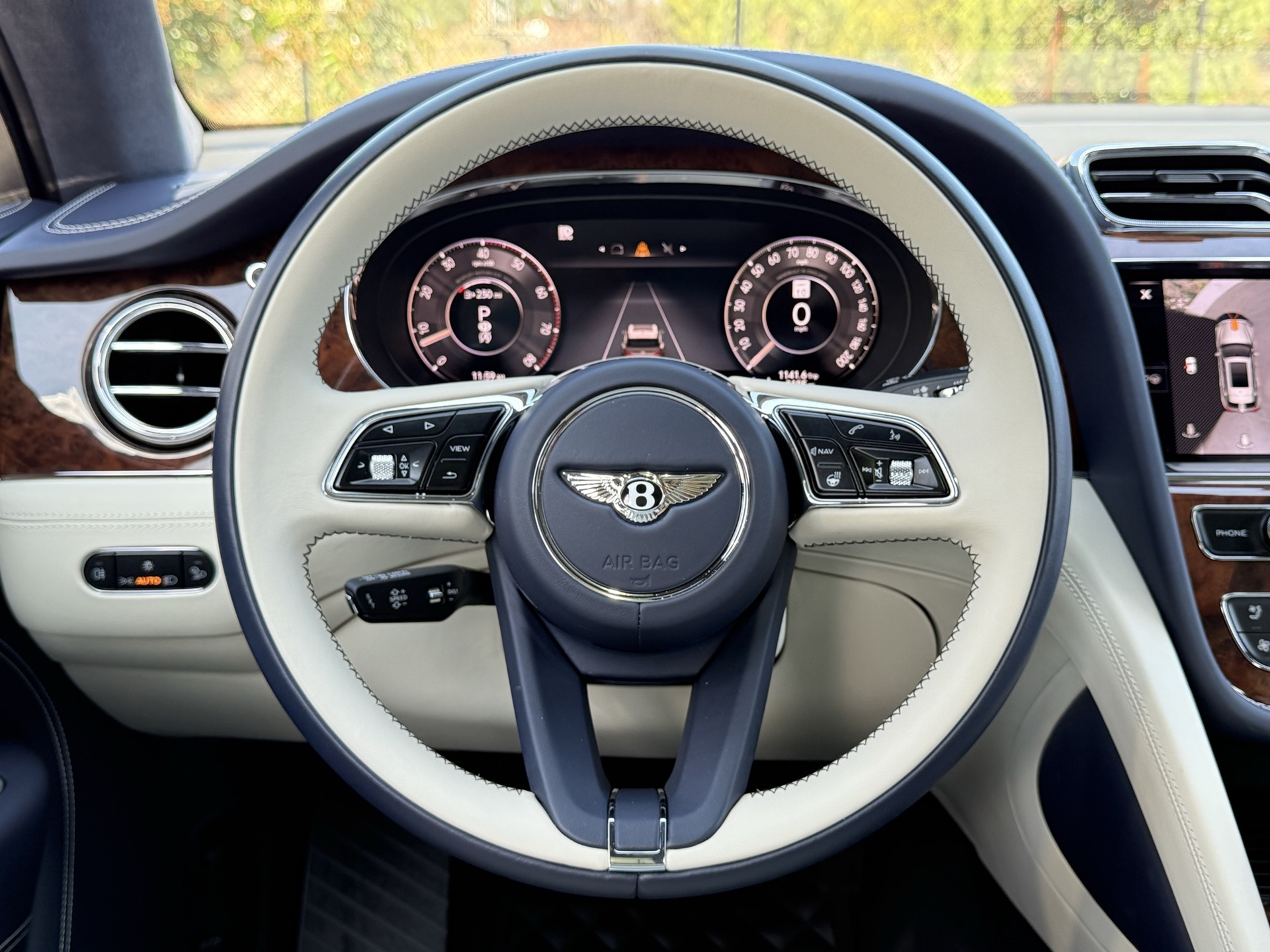 2024 Bentley Bentayga V8 photo 14