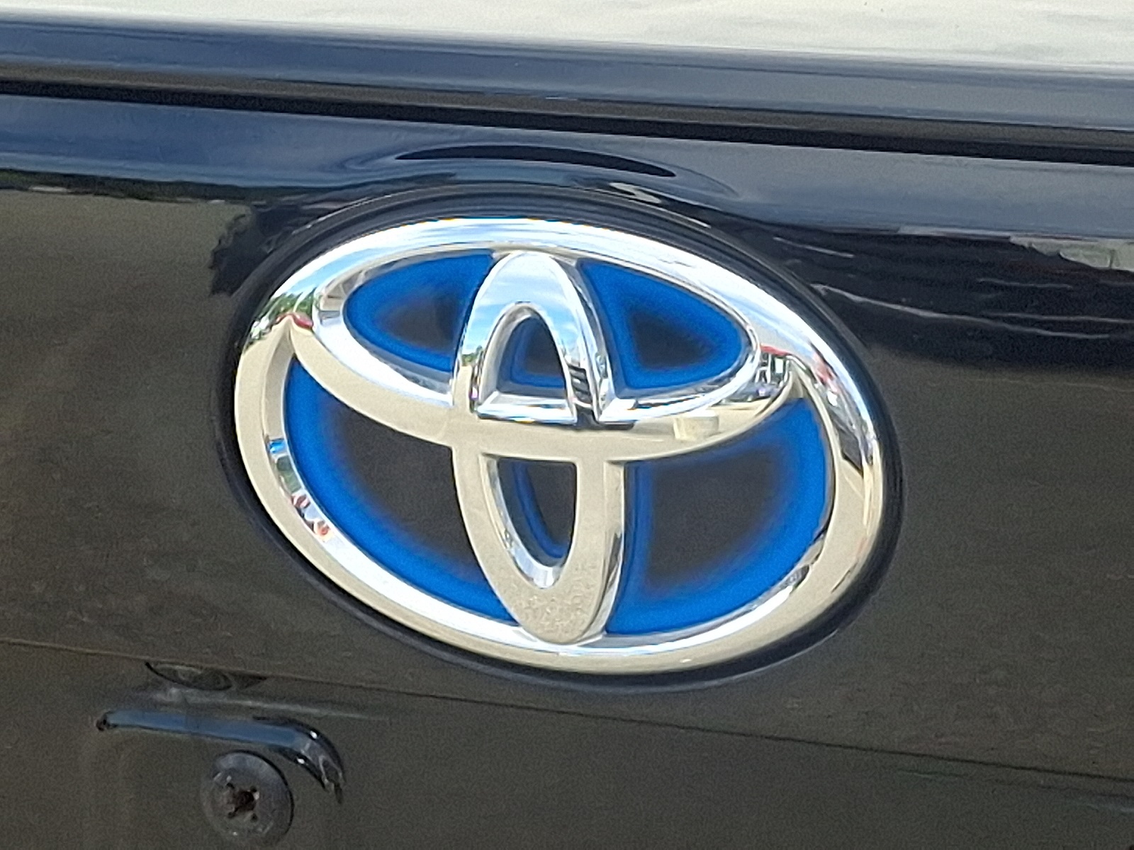 2021 Toyota RAV4 Hybrid XLE photo 27