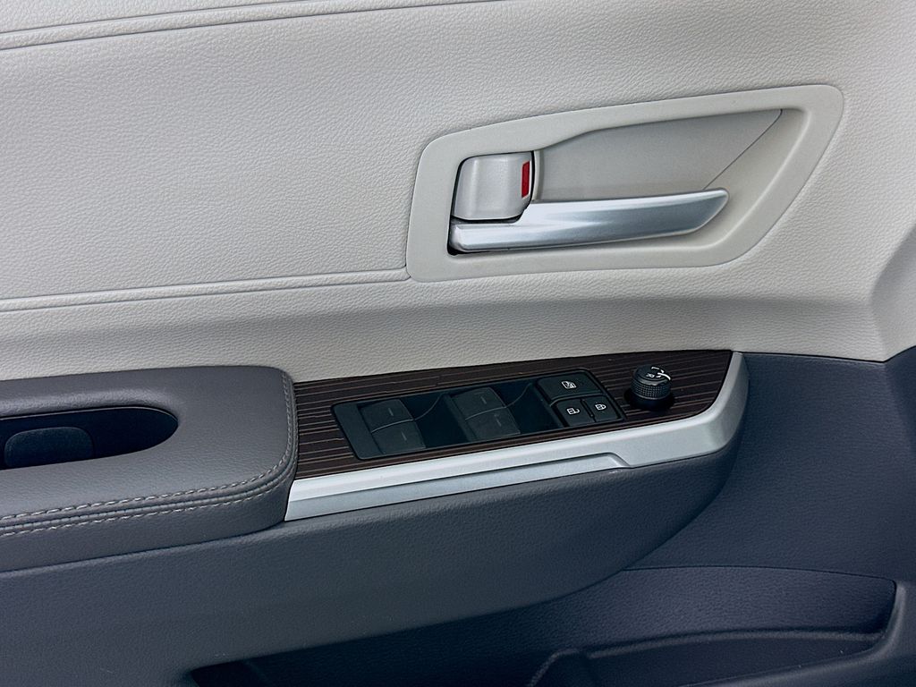 2024 Toyota Sienna XLE photo 17