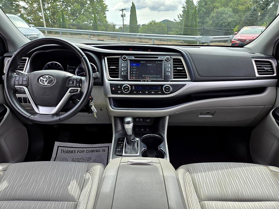 2019 Toyota Highlander LE Plus photo 9
