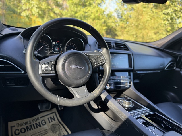 2019 Jaguar F-PACE Premium photo 24