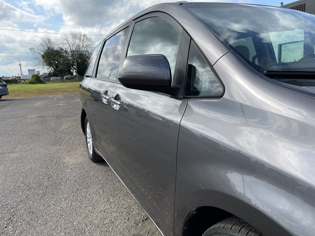 2017 Toyota Sienna XLE photo 14