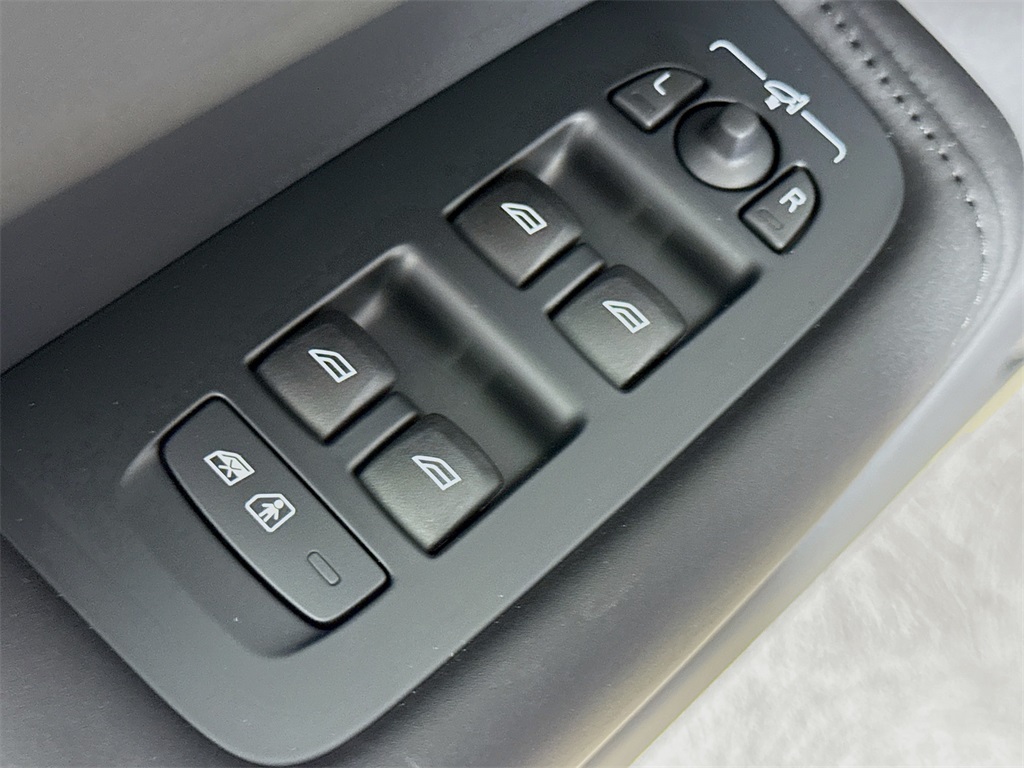 2026 Volvo XC60 B5 Plus photo 18