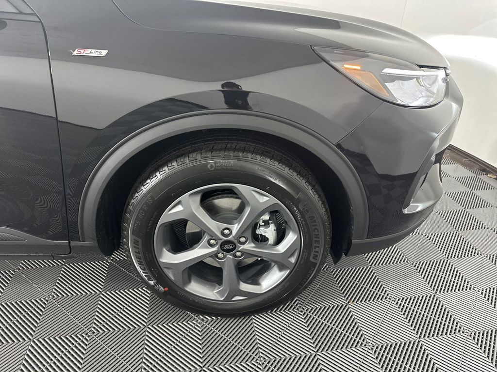 2025 Ford Escape ST-Line photo 8