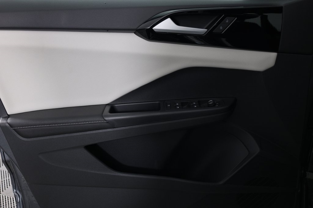 2025 Volkswagen Taos SEL photo 4