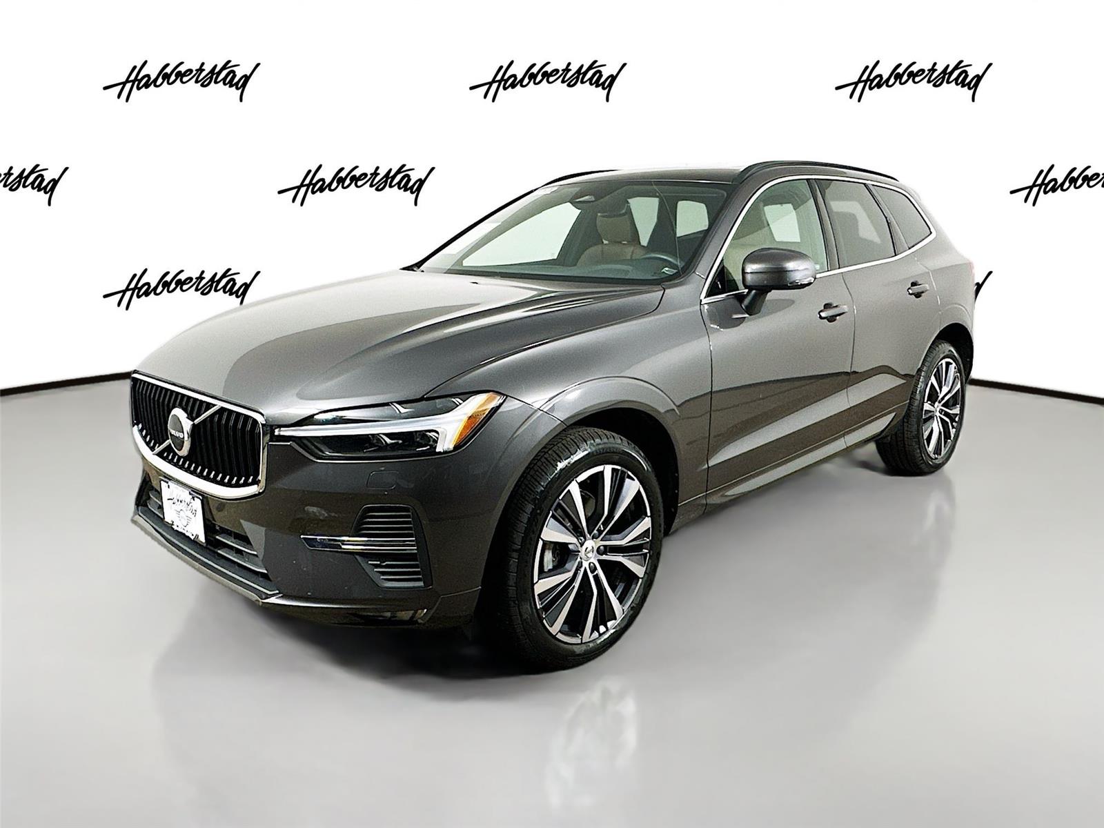 2022 Volvo XC60 Momentum's photo