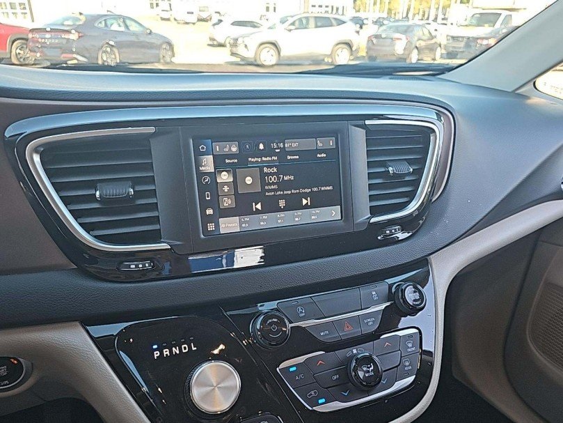 2023 Chrysler Voyager LX photo 4