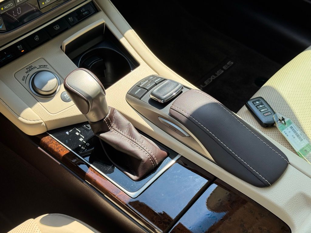 2017 Lexus ES 350 Luxury photo 15