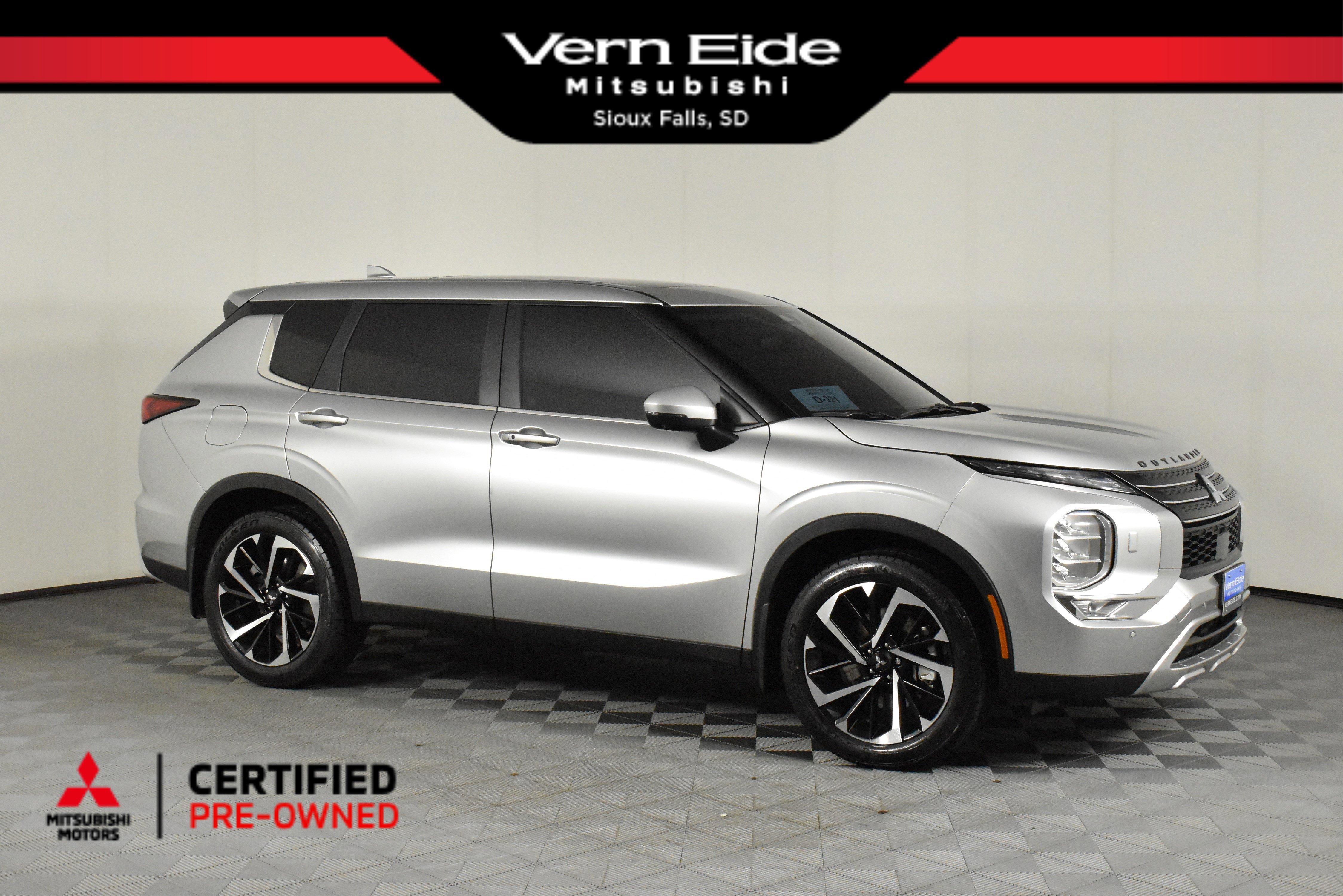 2023 Mitsubishi Outlander SE's photo